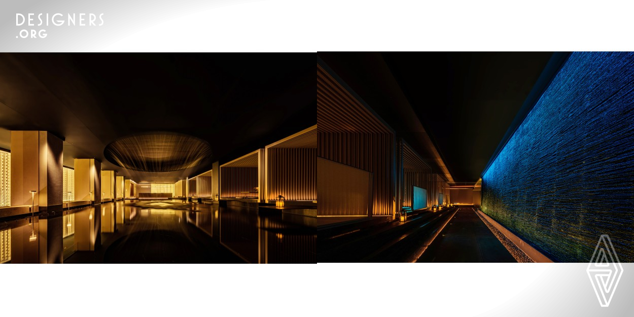 The designer has always been adhering to the design concept of geometric structure is the source of thousands of designs, so he maximizes the geometric composition in the entire space. The interior also uses more space composition, integrating the landscape techniques of transparent, framed, and easy-to-view into the overall visual experience, and the central traffic area once again reiterates the static water surface design elements, and complements the lighting to render the atmosphere.